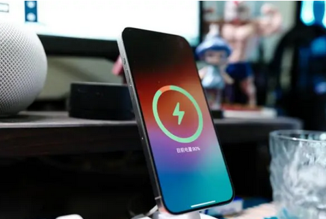 宜州苹果15换屏服务分享用什么充电器给iPhone15充电更好 